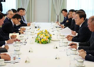 화기애애했던 상견례…李대통령도 재계 총수들도 상법 개정안 언급 자제?