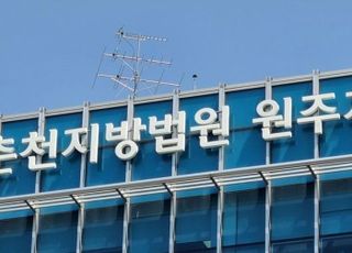 "왜 밥 늦게 먹어" 어린 자녀들 둔기로 때린 친부·계모
