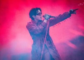 정국·진 깜짝 출연…5만 4천 아미, 제이홉과 '보랏빛' 향연 [D:현장]