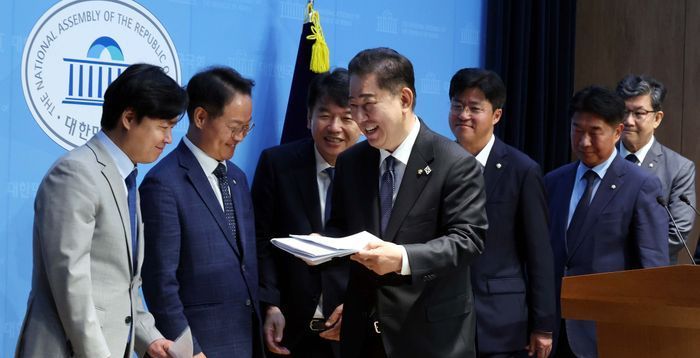 김병기, 與 새 원내대표단 구성완료…"야당 회동 정례화 할 것"