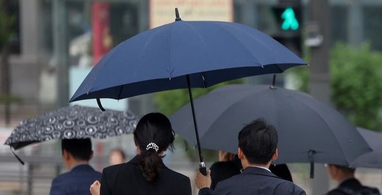 [오늘 날씨] 전국 흐리고 곳곳 비 서울 최고 27도...장마철 관절 통증 완화법