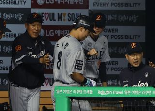 ‘혼돈의 4회’ 실책 연발 LG, 당연했던 2위 추락