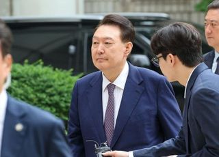 尹, 내란 혐의 7차 공판 '묵묵부답' 출석…3대 특검 임명 후 첫 재판