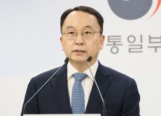 통일부 "대북전단 살포 중지 요청, 헌재 결정 위반 아냐"