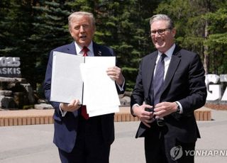 [속보] 트럼프, 英과의 무역협정에 서명…車 10만대 관세 25→10%