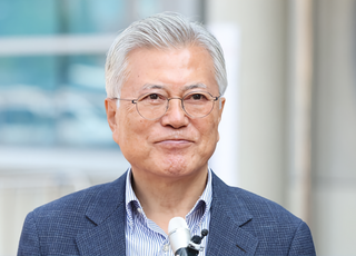 문재인 전 대통령 뇌물 혐의 재판 오늘 시작…文은 출석 안 해