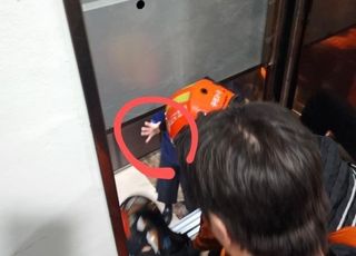 승강기에 직원 갇혔는데…119 신고 막은 호텔 관계자
