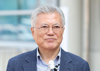 문재인 전 대통령 뇌물 혐의 재판 오늘 시작…文은 출석 안 해