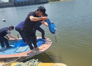 어항공단, 김포시 수산자원 조성 위해 참게 24만 마리 방류