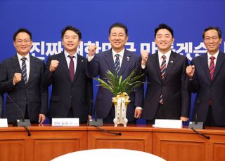 기념촬영하는 김병기-강훈식-우상호