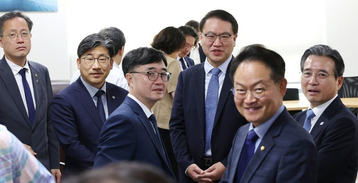 당정 "추경 1·2차 35조원 근접…전국민 민생회복지원금 반영"