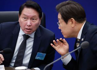 李 "우리 SK 회장님 애썼다"…최태원 "韓 글로벌 허브 도약 역할 하겠다"