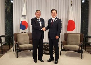 한일 정상은 웃었지만…과거사 '불씨' 등 난제 여전