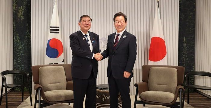 한일 정상은 웃었지만…과거사 '불씨' 등 난제 여전