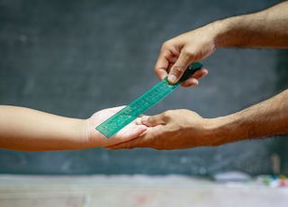수업시간 떠든 아이들 체벌한 교사 감봉…법원 "징계 정당"