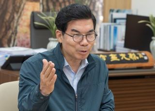 김광열 영덕군수 "지역 회복의 열쇠는 사람, 방문 자체가 가장 큰 응원" [D:인터뷰]