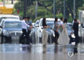 [오늘 날씨] 낮 최고 32도 '무더위' 제주도 비...장마철 낙상사고 예방법