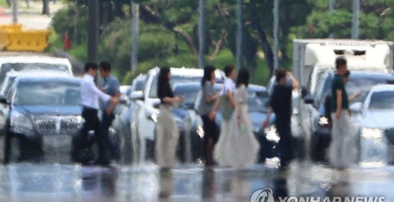 [오늘 날씨] 낮 최고 32도 '무더위' 제주도 비...장마철 낙상사고 예방법