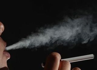 "교사가 온라인 수업 중 전자담배 피웠다"…교육 당국 조사 착수