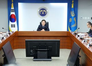 李대통령 "경제·안보 대책 능동적으로 신속하게 수립하라"
