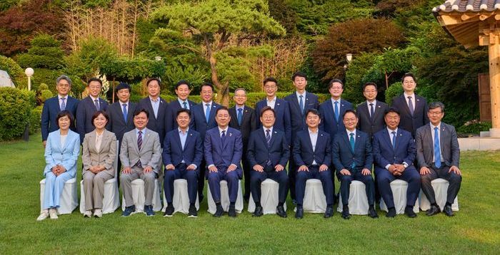 李대통령, 與 원내지도부와 만찬…"마칠 때 지지율 더 높은 대통령 되겠다"