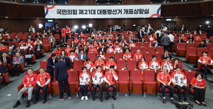 보이지 않는 야당, 이름뿐인 '국민'의힘 [기자수첩-정치]