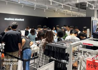 무신사 스탠다드, 신세계 프리미엄아울렛 시흥점 오픈 흥행몰이