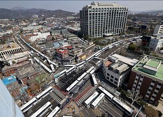'尹 파면' 격분해 경찰버스 파손한 30대…법원, 징역형 집행유예 선고