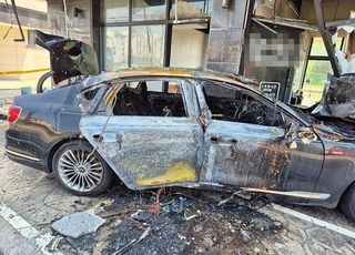 헤어진 연인 가게에 차량 돌진한 60대 남성, 경찰과 대치 중 투신
