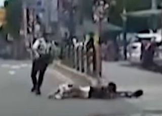 [영상] 무면허 킥보드 10대男 잡아챈 경찰  vs 두개골 골절에 과잉단속이라는 부모