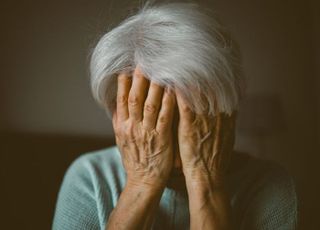 "알몸 외출 막으려다" 남편에 흉기 휘둘러 살해한 70대女 체포