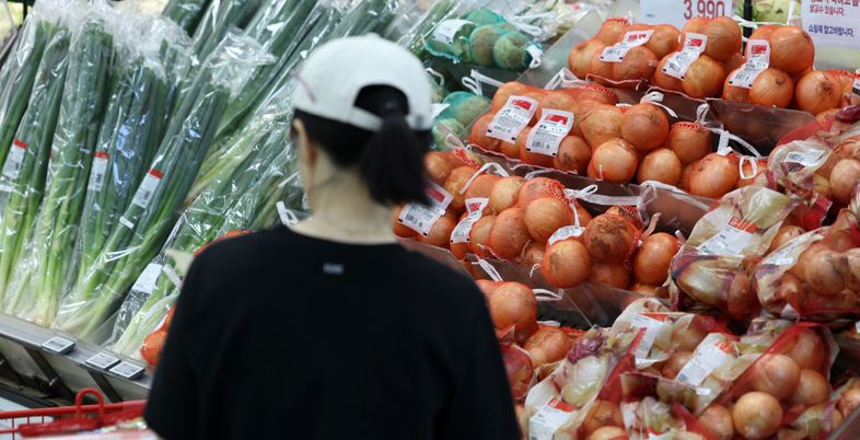 [먹거리 물가 비상②] 고삐 풀린 외식 물가…서민도, 동네 식당 사장님도 ‘한숨만’