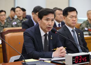 [속보] 국방장관대행 "병 진급제도 시행 잠정 보류…전면 재검토 지시"