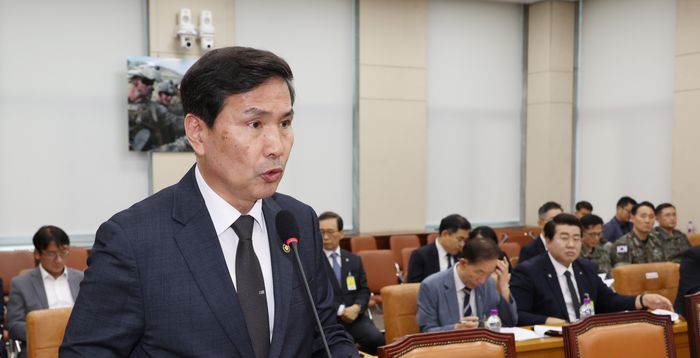 '일병 15개월 우려' 커지자 국방부 "병 진급심사 강화 보류…전면 재검토"