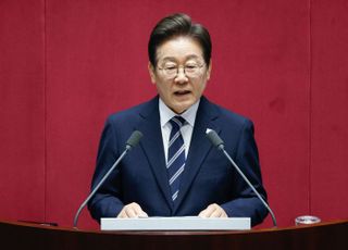李대통령 "13조 '민생회복 소비쿠폰' 1인당 최대 52만원 지원…투자 촉진 3.9조 편성"