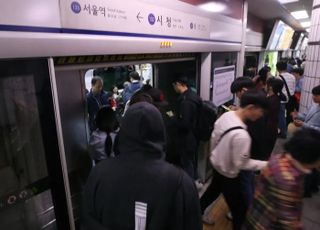 퇴근길 1호선 시청역서 출입문 고장…승객 전원 하차