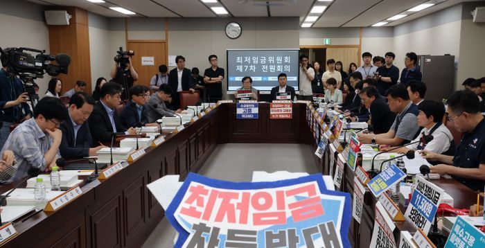 최저임금 심의 법정 기한 또 넘겨…노사 요구안 차이 1470원→1390원