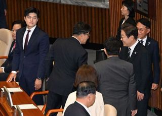 권성동 어깨 툭…李대통령, 퇴장 때는 야당 의원 먼저 찾았다