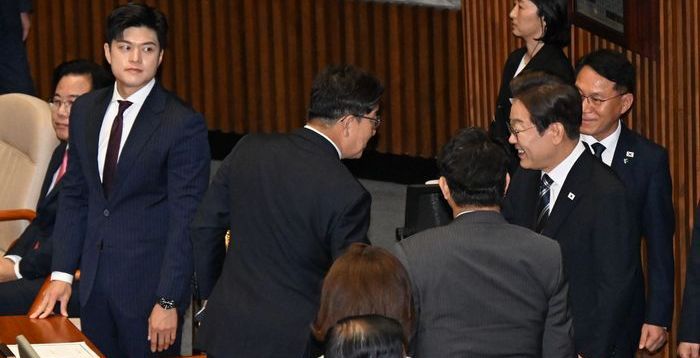 권성동 어깨 툭…李대통령, 퇴장 때는 야당 의원 먼저 찾았다