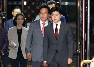 "혁신안이냐 혁신위냐"…재발한 당내 갈등에 두통 호소하는 국민의힘