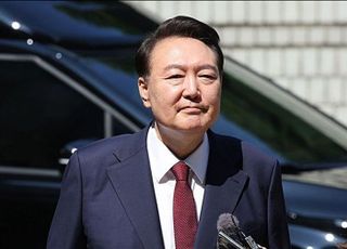 尹, 28일 내란 특검 출석하기로…김홍일·송진호 변호사 입회