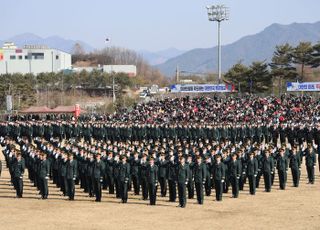 육군장교 통합임관식…학사·간부사관 407명 신임 소위 임관