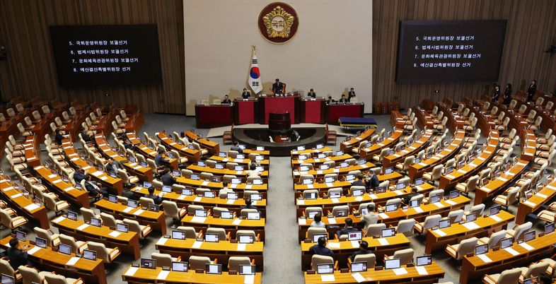 與, 법사위·예결위원장 임명 강행…野 "협치는 말짱 쇼"