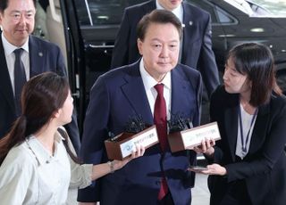 민주 "尹, 법꾸라지 꼼수 부리다 특검 조사 출석…진실 규명 출발점일 뿐"