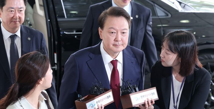 민주 "尹, 법꾸라지 꼼수 부리다 특검 조사 출석…진실 규명 출발점일 뿐"