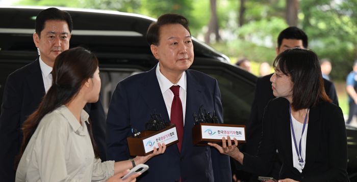 내란 특검 "尹, 오후 조사 사실상 거부…변호인단 수사방해 수사 착수"