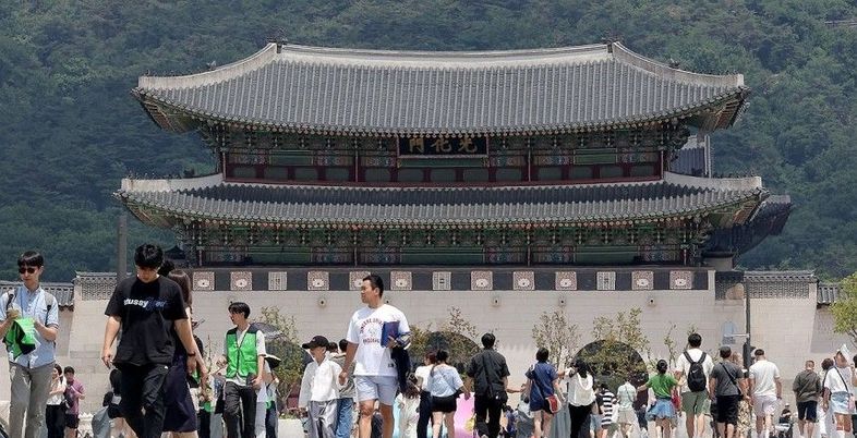 [오늘 날씨] 찜통더위 계속, 최고 체감온도 33도...불청객 '러브버그' 퇴치법