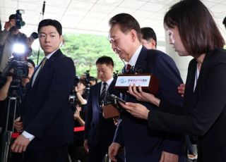 尹 첫 대면조사 종료…'경찰 총경 수사 거부' 둘러싸고 한 차례 파행 빚기도