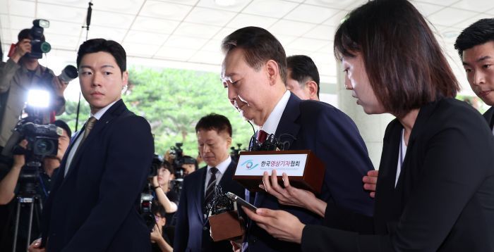 尹 첫 대면조사 종료…'경찰 총경 수사 거부' 둘러싸고 한 차례 파행 빚기도