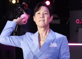 이정재 '제 공을 받으셔야 합니다'